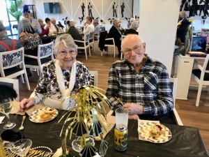 Couple Daphne and Don enjoying lunch in the Samford Grove Clubhouse at a black and white Gatsby-themed event.